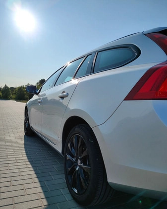 Volvo V60 cena 65000 przebieg: 99750, rok produkcji 2018 z Toruń małe 211